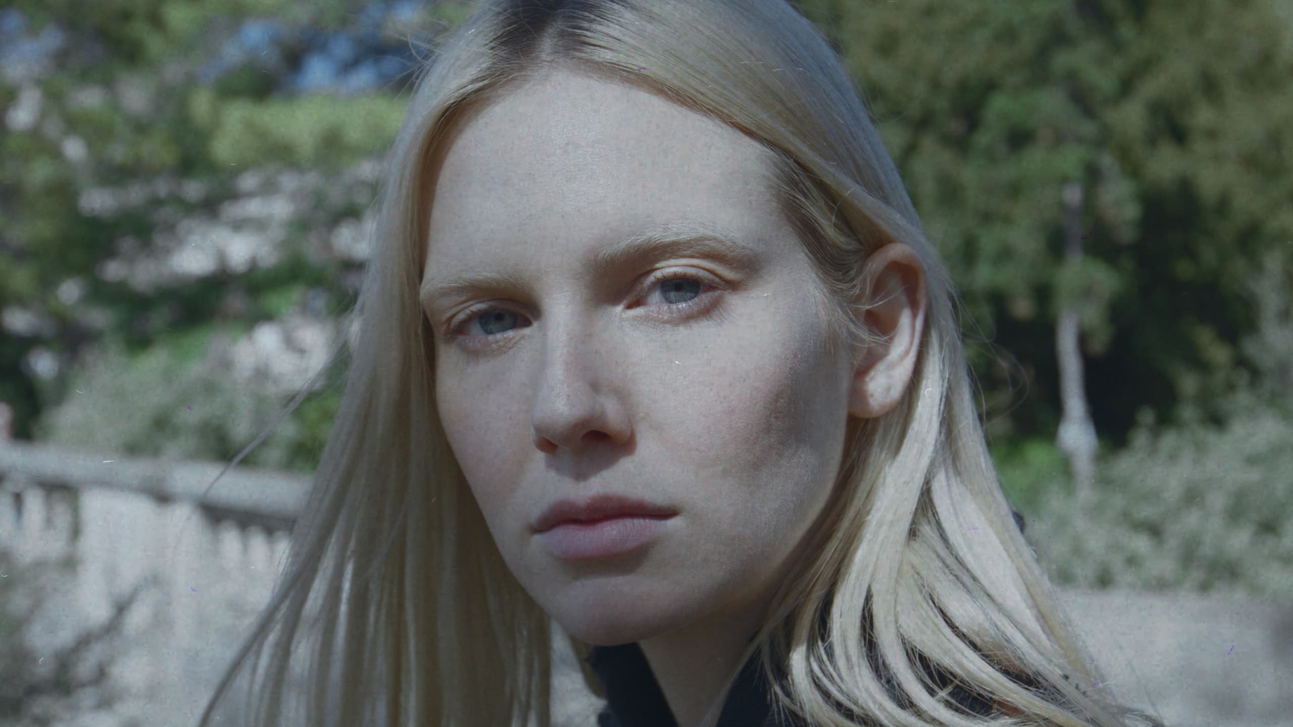 A close portrait of Lea Pliger in a garden